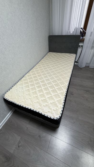 Односпальная кровать с матрасом