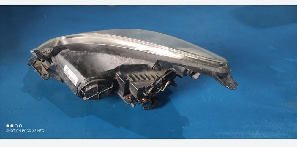 Far Dreapta Opel Corsa D cu lupa Fundal Negru European
