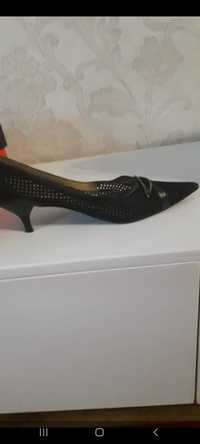 Продам женские кожанные туфли 39-го размера