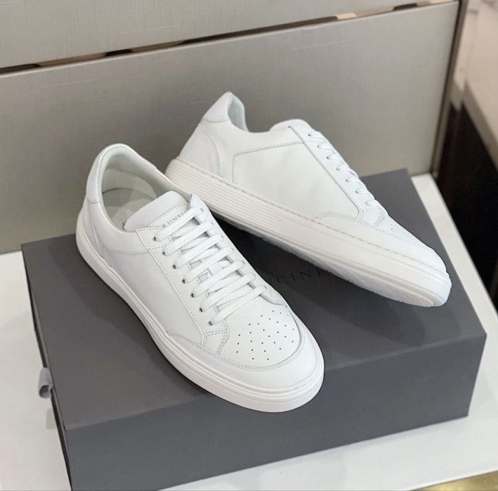 Brunello Cucinelli oyoq kiyim sotiladi