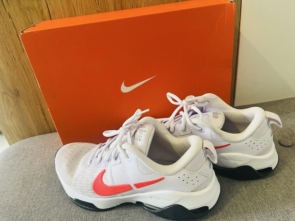 Nike.    Air zoom
