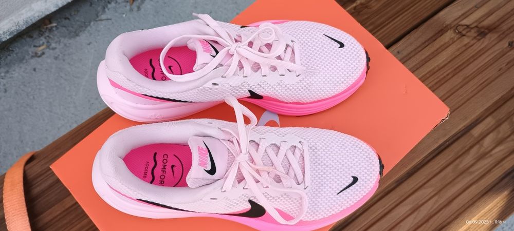 Маратонки NIKE W Revolution 8