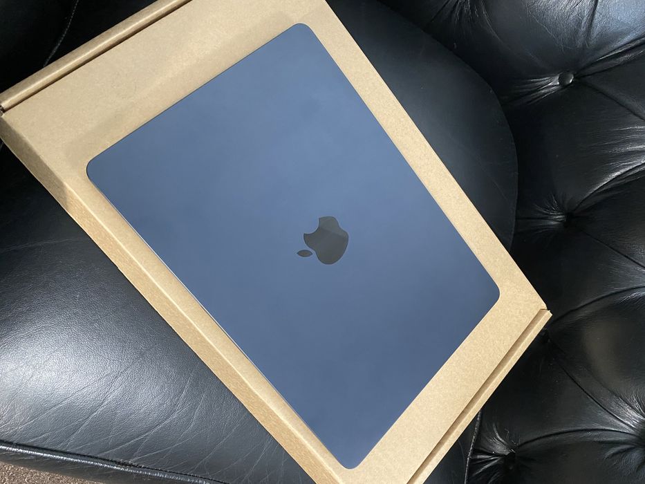 MacBook Air 13-inch / Apple M2 / 8 GB/ 256 GB / Ca nou |