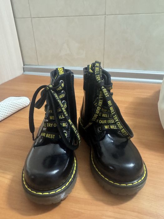 Продам новые ботинки на девочку на флисе!