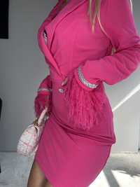 Розова цикламена рокля сребърно дълъг ръкав пера къса сако циклама