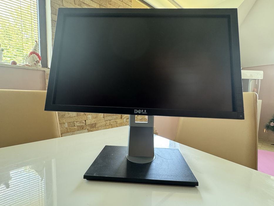 Компютър и монитор в отлично състояние без кабели