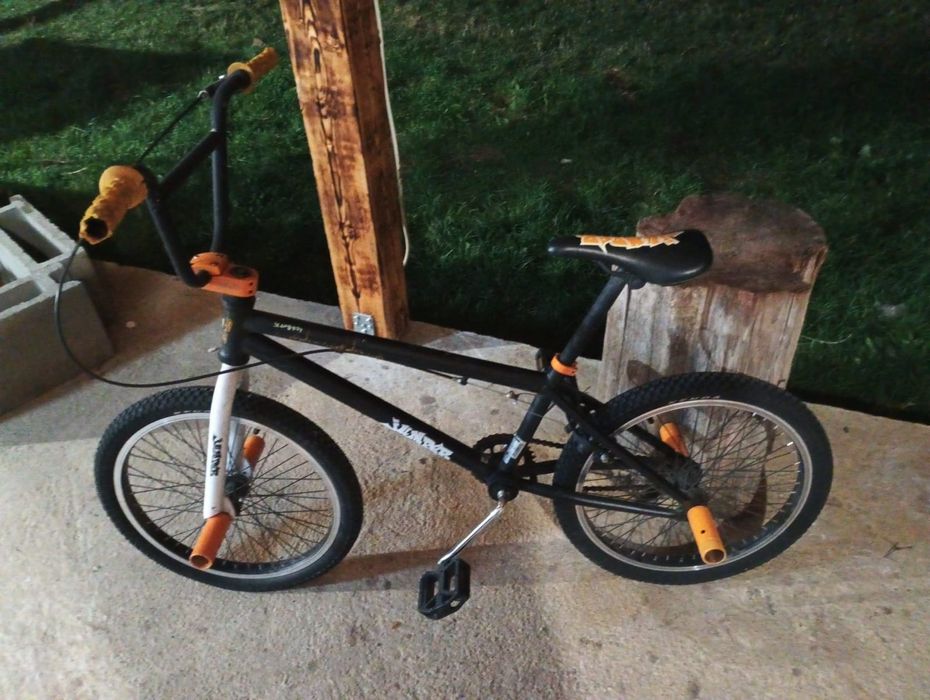 Vând bicicleta bmx și de dame