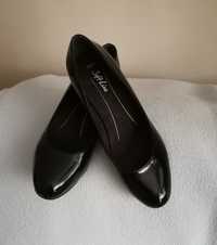 Черни лачени обувки номер 38