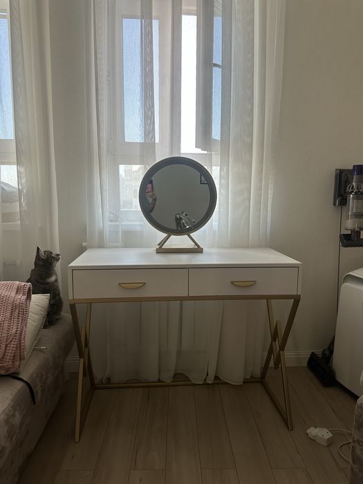 Туалетный столик с зеркалом