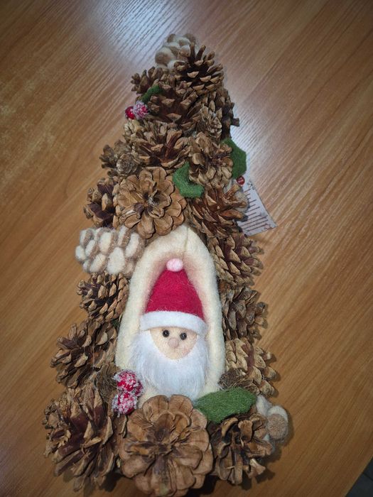 Малка коледна елхичка от шишарки