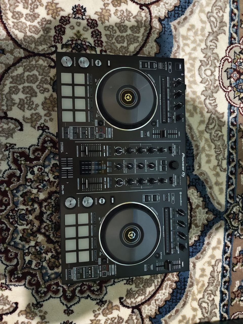 Dj kontroler pult