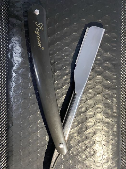 Vand Brici/briceag pentru conturul parului facial