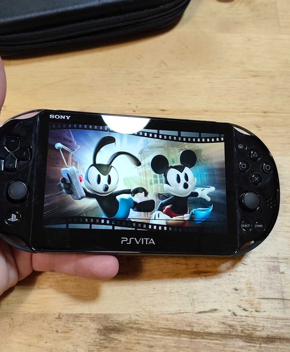 PS Vita Slim 2003 + 4 cartușe și tuburi