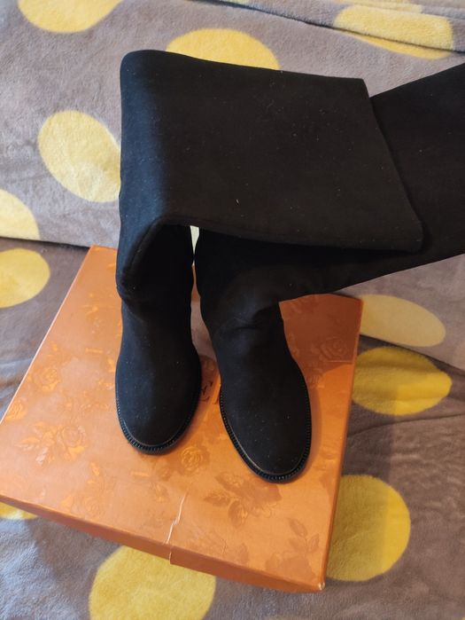 Продам женские замшевые сапоги