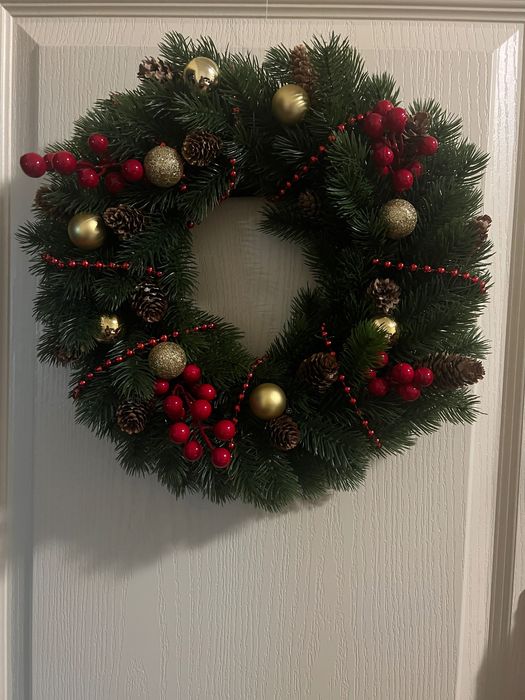 Коледен венец, изработен на ръка