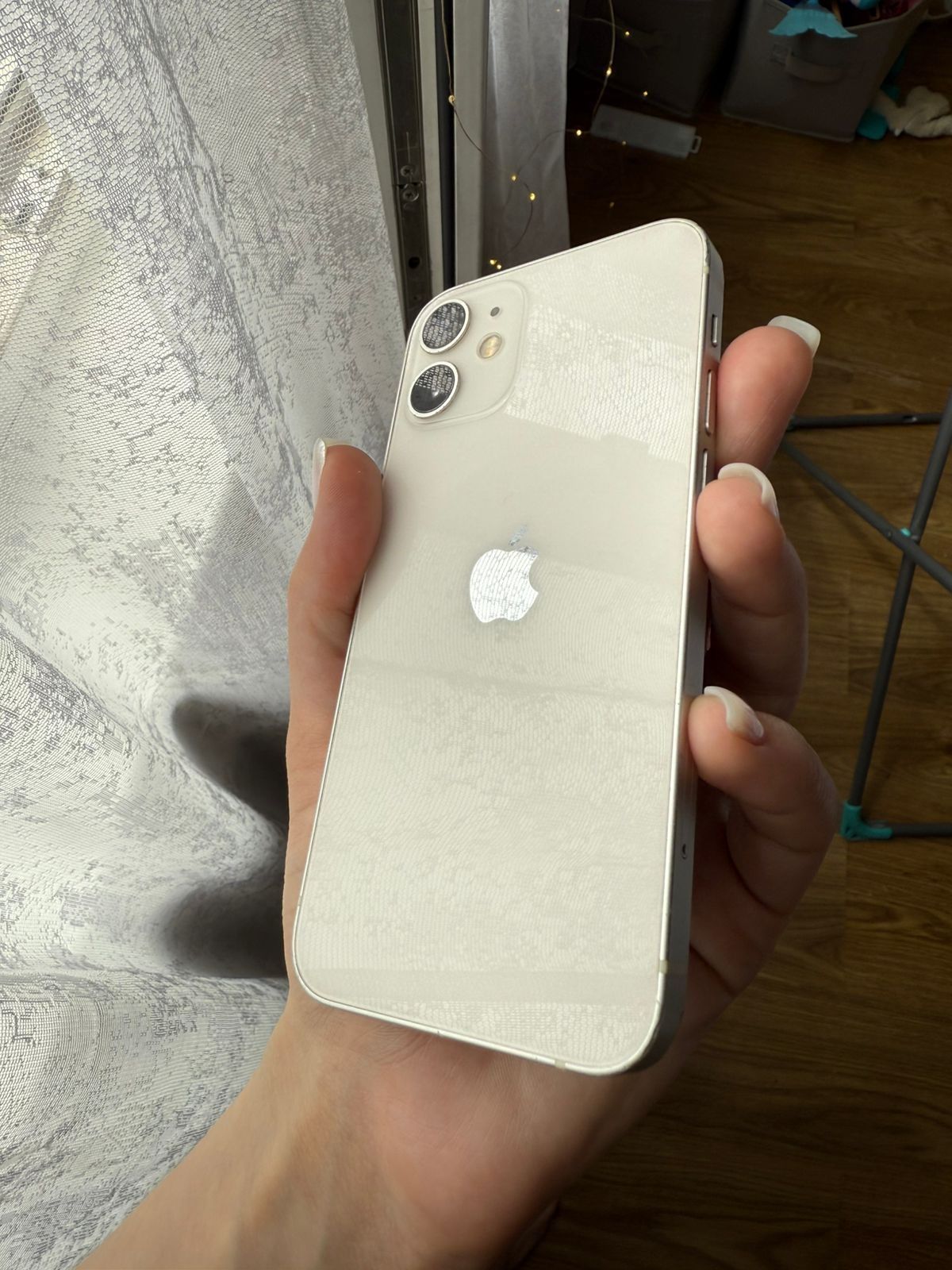 IPhone 12 mini белого цвета