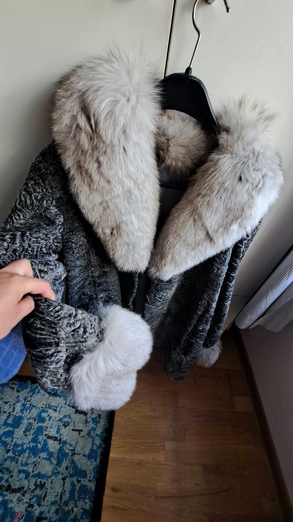 Haină de blană de miel, marca BLANCRIS cu inserții de vulpe polară.