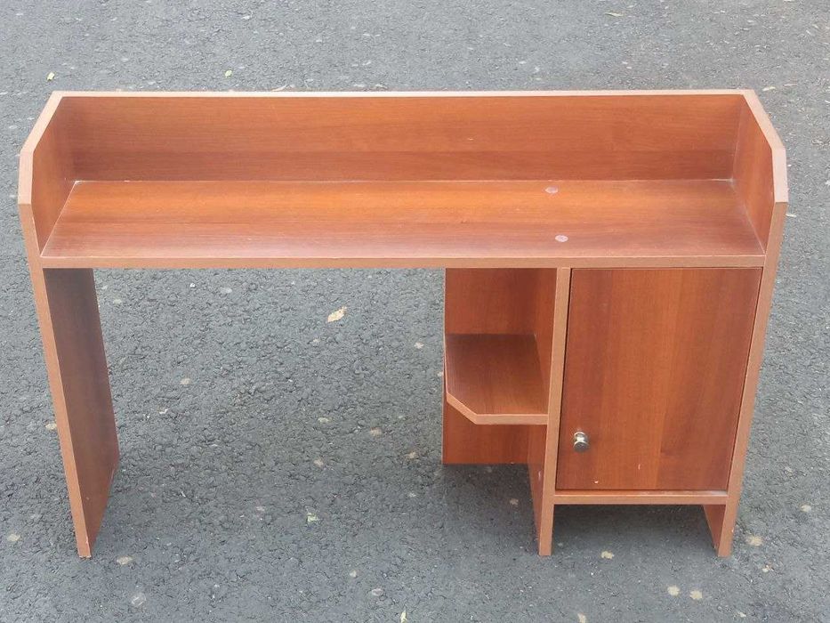 Полка для книг с дверцей