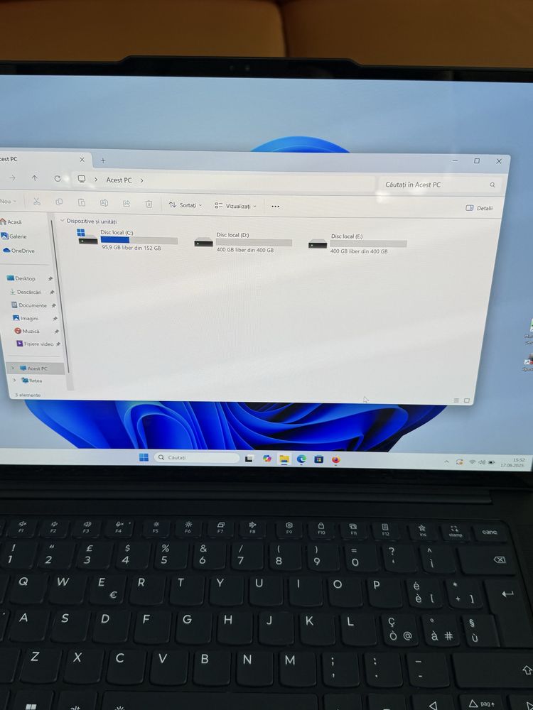 Lenovo Yoga Slim 7  Pret 3500  lei
