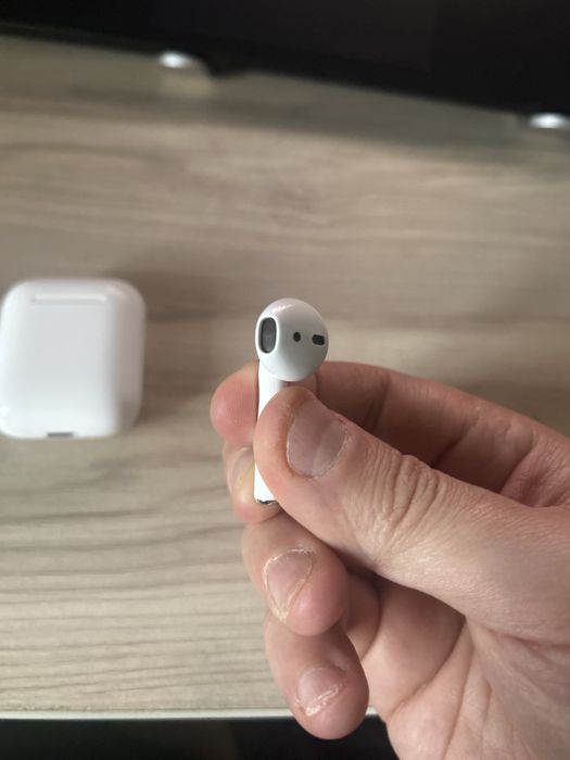 Airpods 2 (кейс и правый наушник)