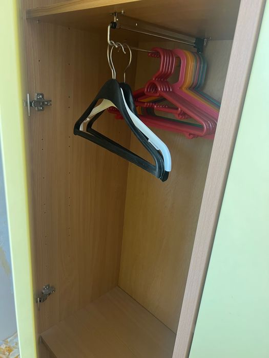 Гардероб с етажерки за детска стая