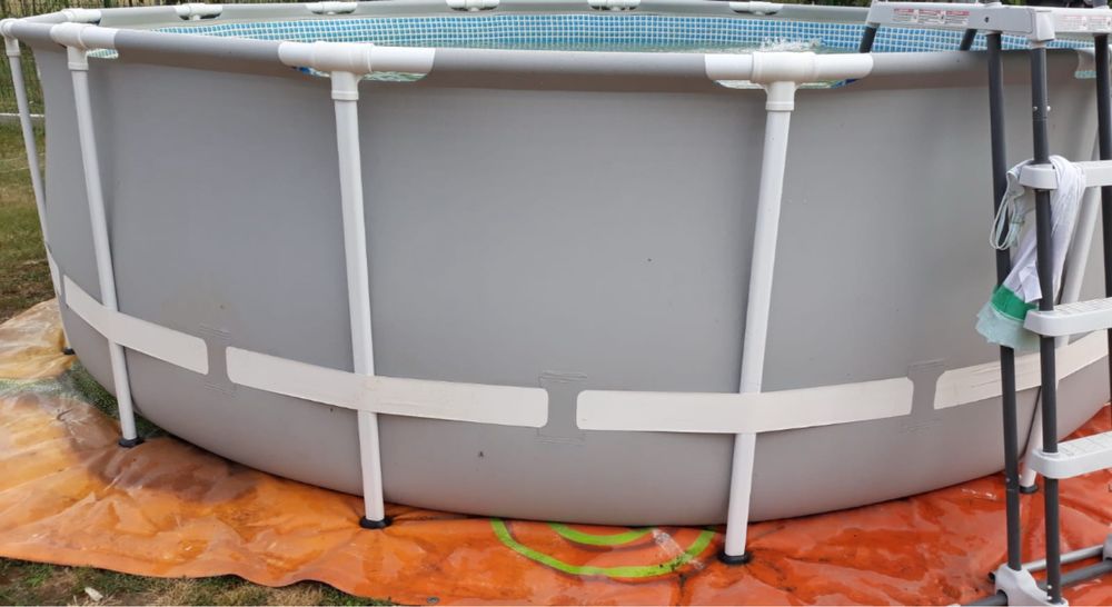Piscina cu cadru din metal.