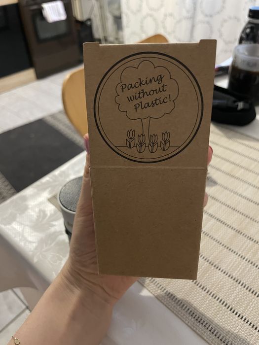 boxa gri de dimensiuni mici
