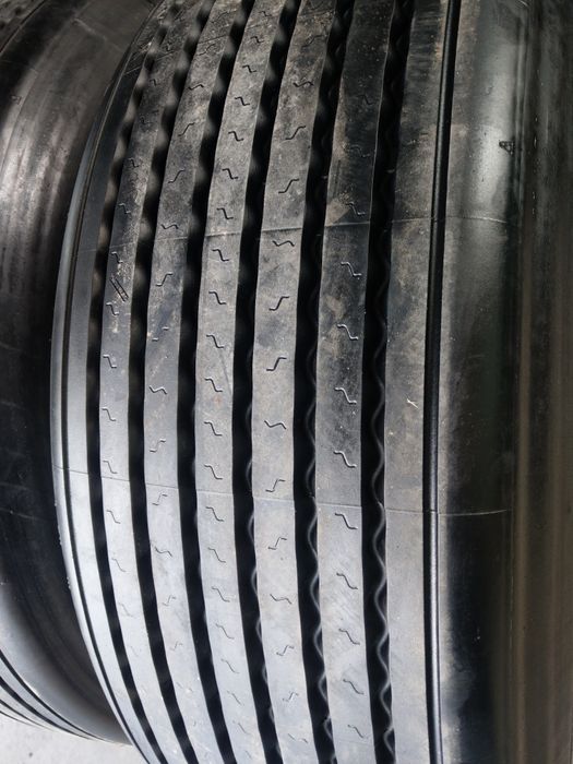 Vând două anvelope resapate 425/65R22,5