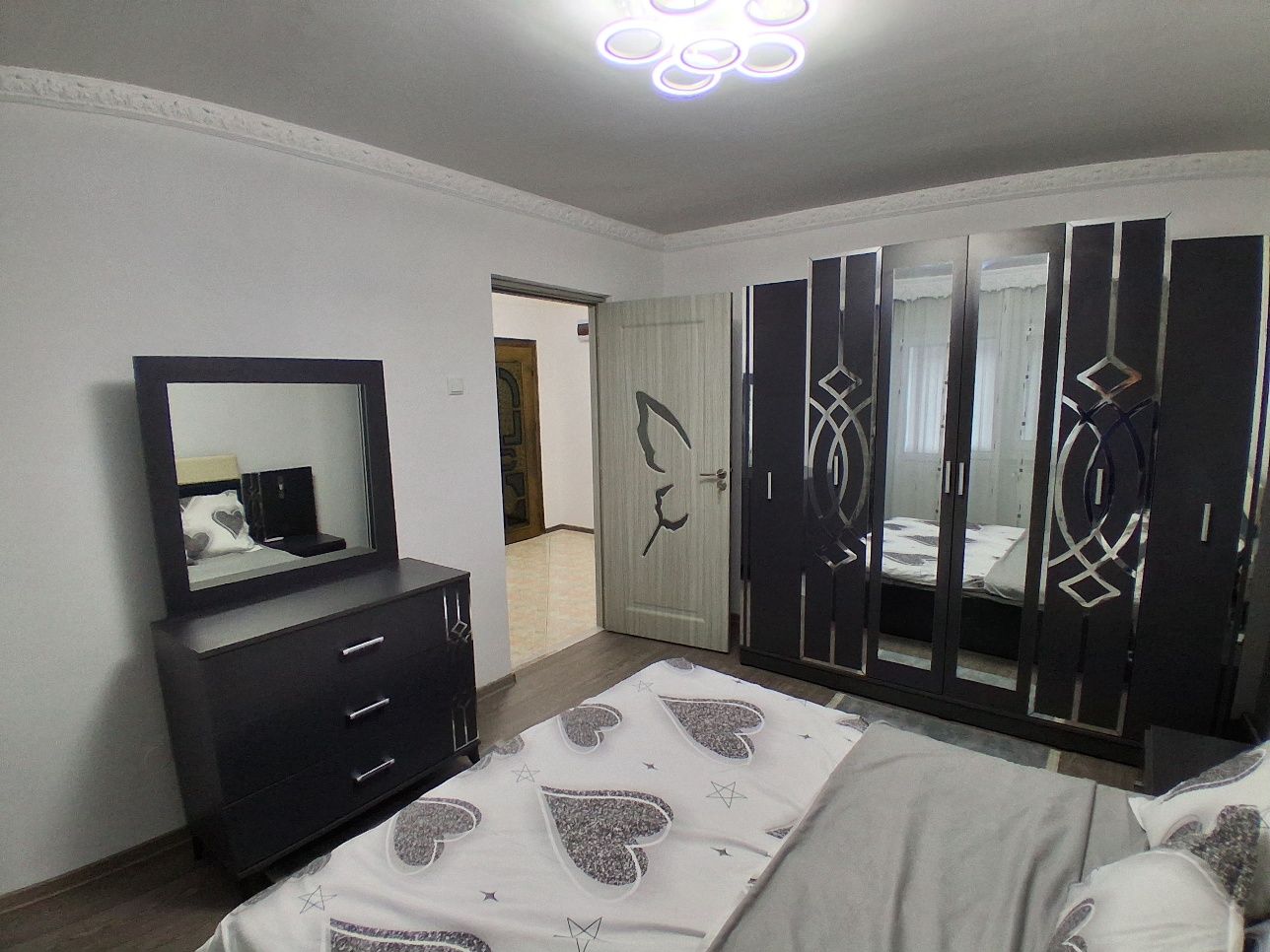 Închiriez apartament 2 camere,etaj 1,zona centrala,piața Moldovaei