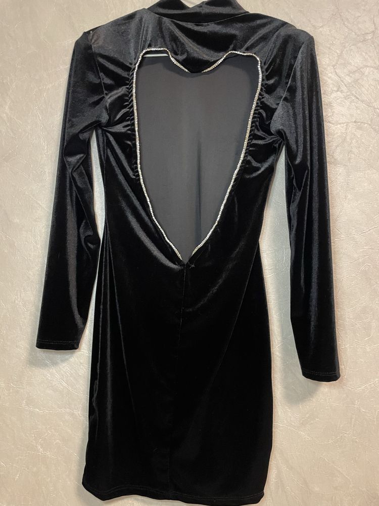 Черна велурена рокляс гол гръб-форма на сърце