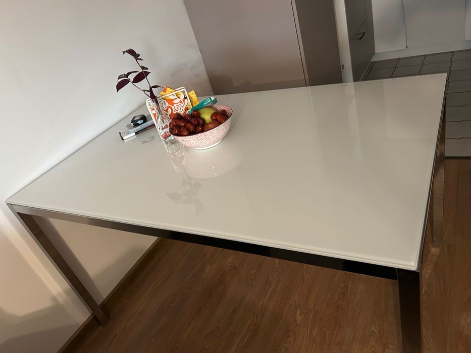 Трапезна маса за 4-6 човека. Закупена от IKEA.