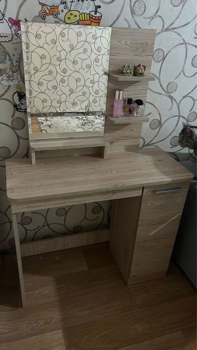 Продам туалетный столик качество хорошое