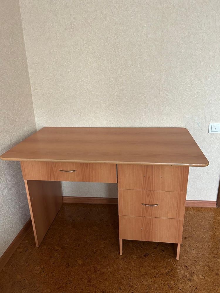 Продам стол офисный