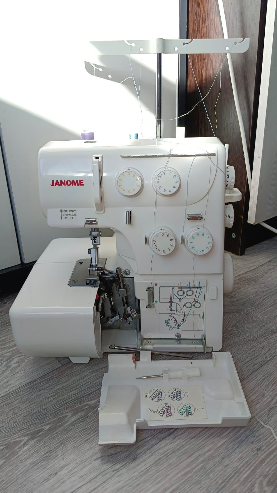Продам оверлок Janome T-34