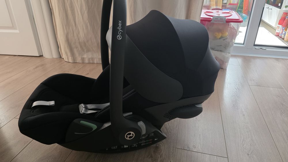 Scoica Cybex bebelus neagra cu adaptatoare