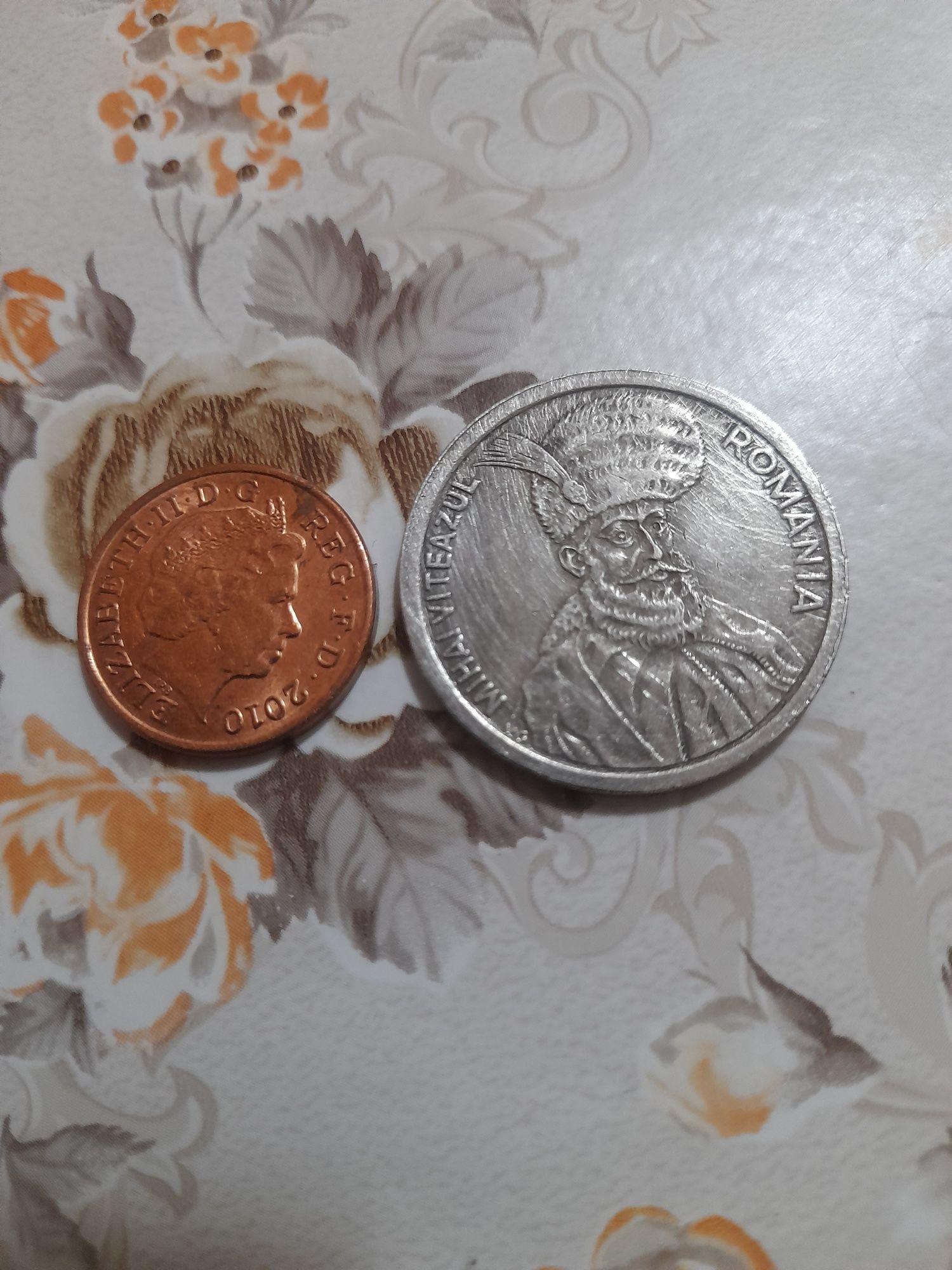 Vind 2 monede de colectie,100 lei si one penny