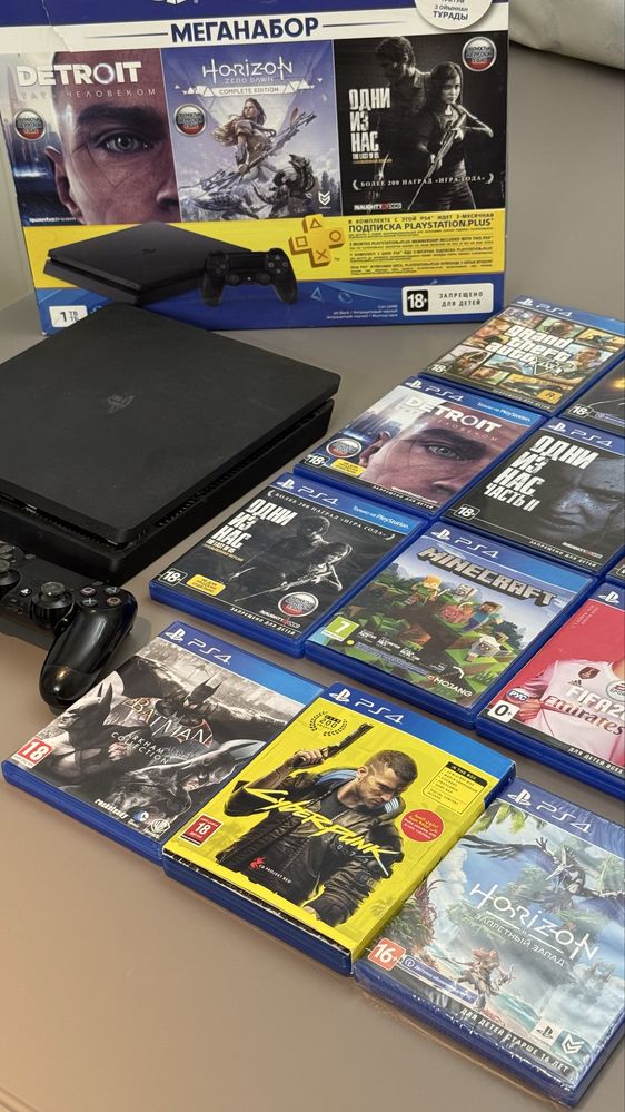 Sony PlayStation 4 + 2 DUALSHOCK 4 controller