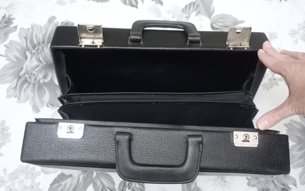 Черна кожена чанта/куфарче за документи или лични вещи