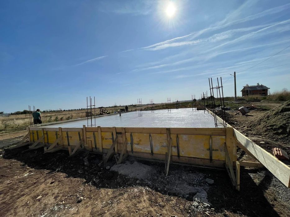 Construim case la roșu cu echipă experimentată și la preț corect