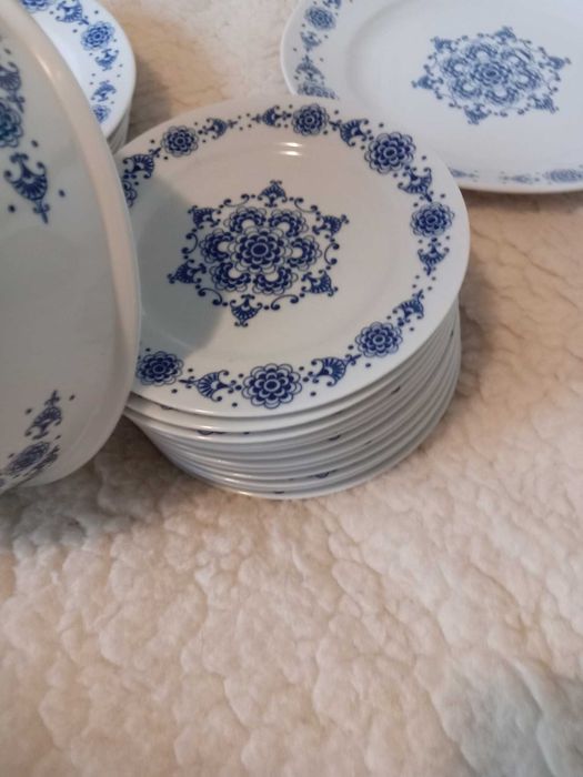 сервиз със синя украса,12 малки,6 големи ,две купи и една по- голяма