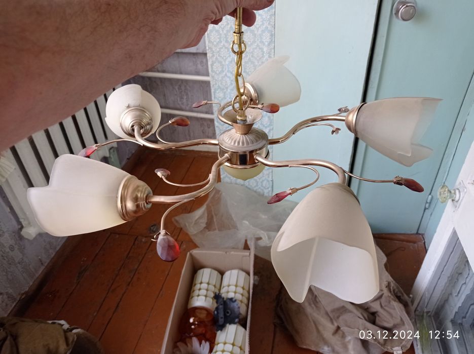 Продам люстру и плафоны, лампочки.