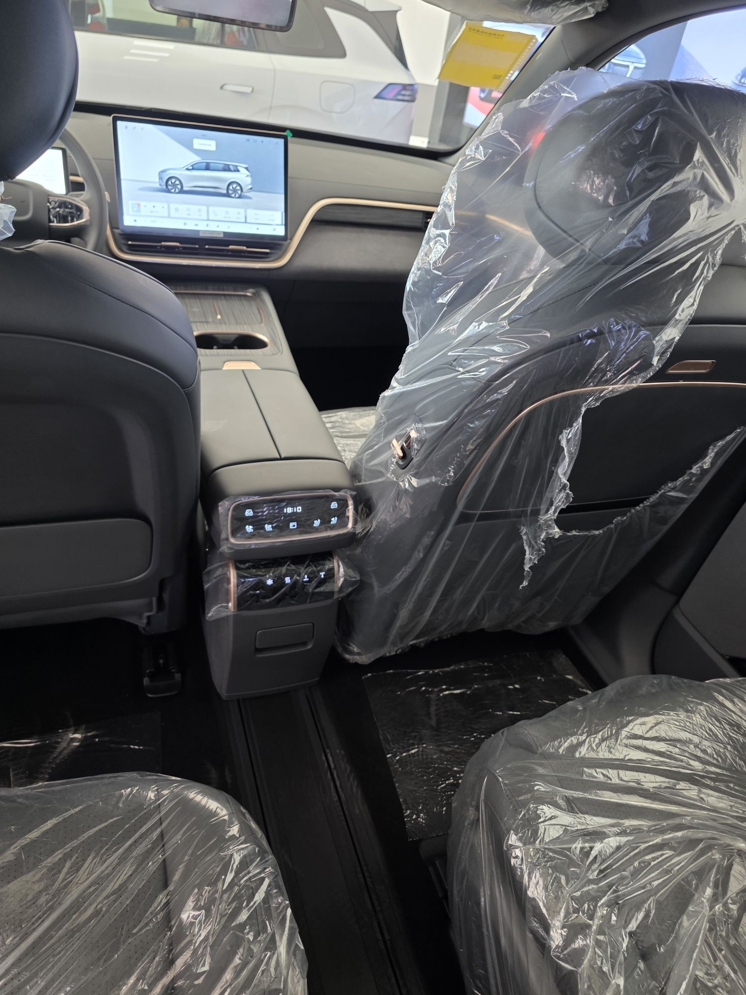 Dongfeng eπ 008 max 210, 2025