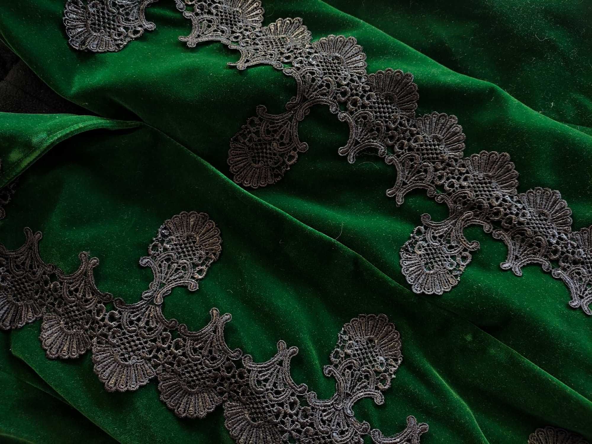 Palton verde smarald din catifea, cu broderie neagra, in stil medieval