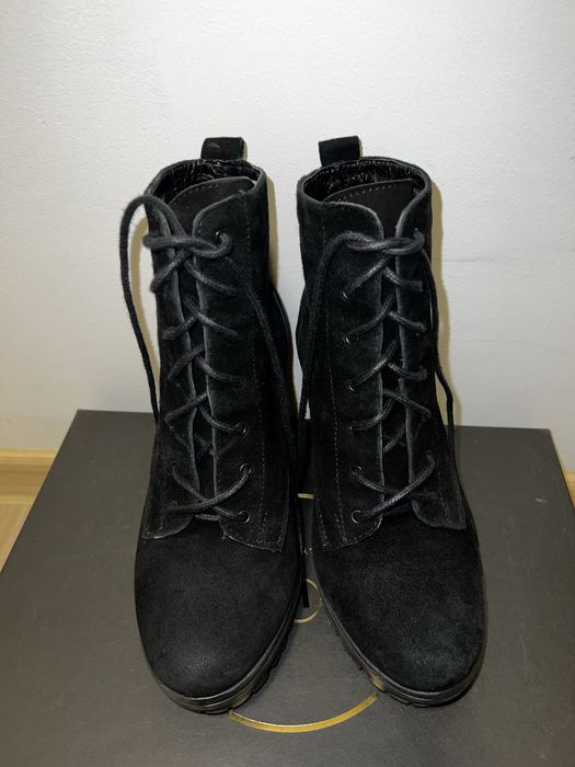 Botine piele intoarsa si blanita