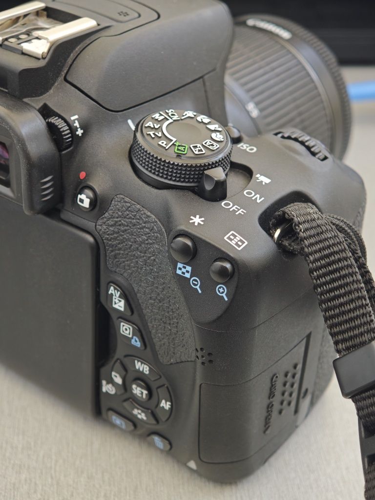 CANON EOS 700D фотоапарат