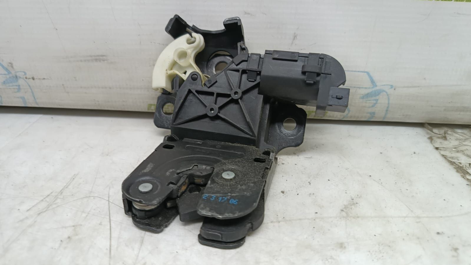 Broasca portbagaj 8p4827505b Audi Q7 4L