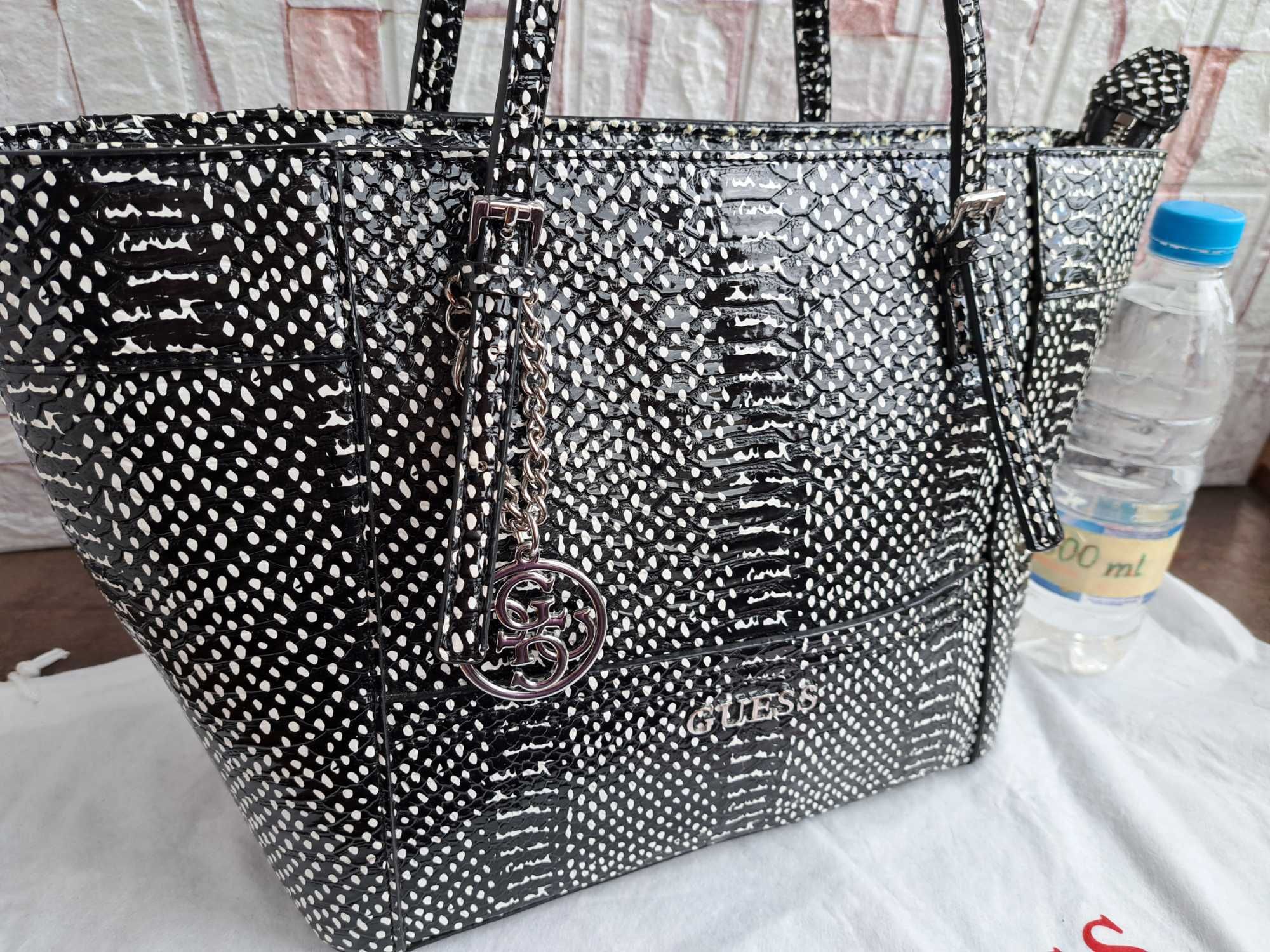 дамска чанта GUESS,черно /бяла