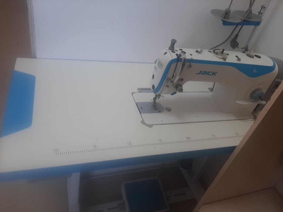 Продаю швейную машинку Джак 4.