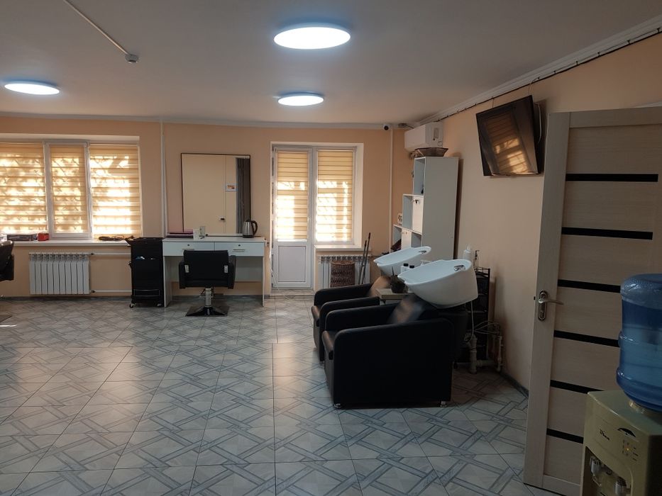 Сдаются рабочие места для парикмахера и маникюра.