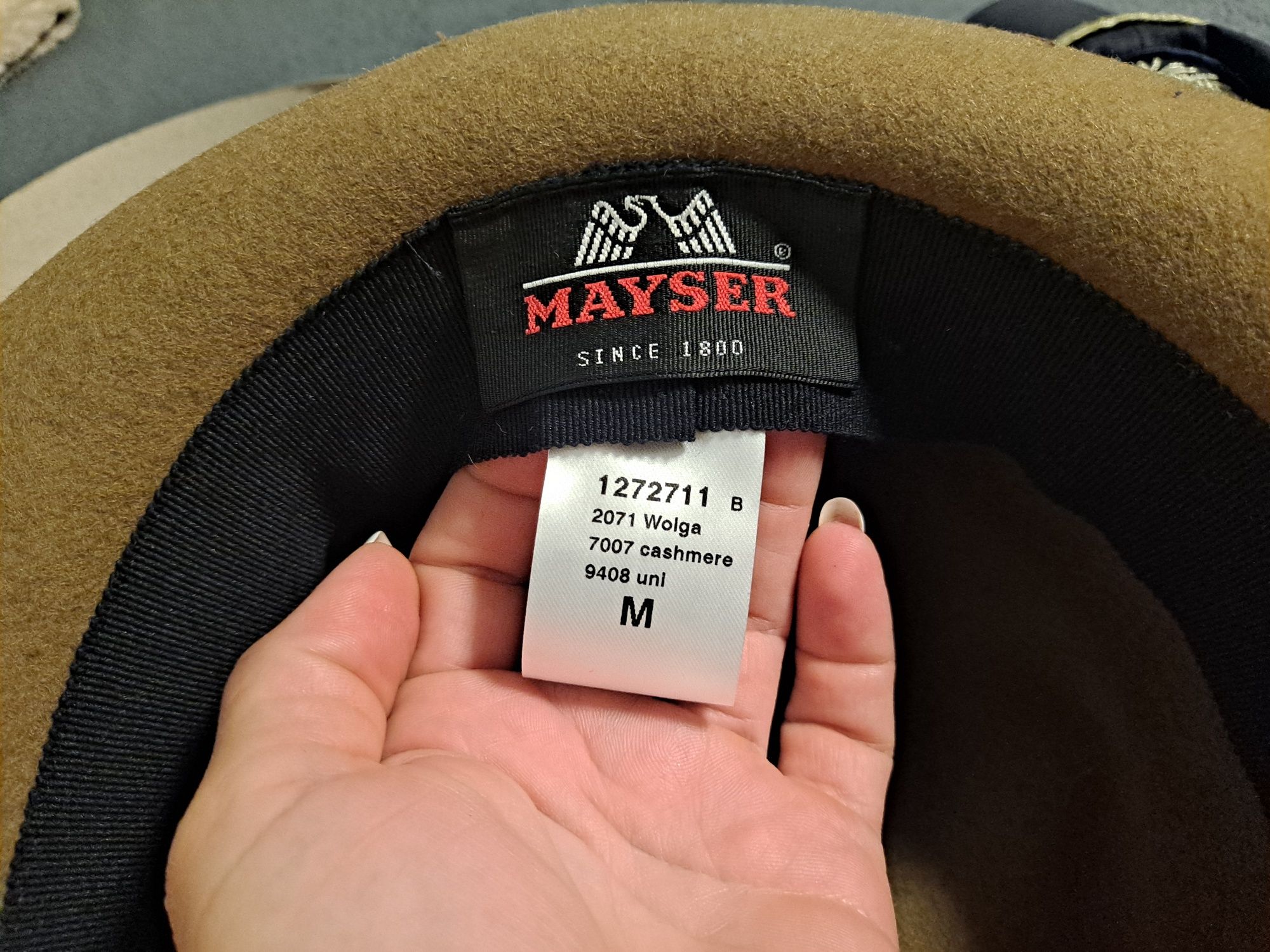 Palarie Mayser cu broșă